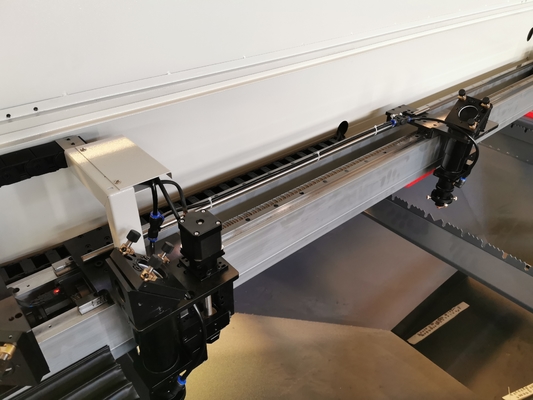 Máy cắt Laser CO2 Acrylic 1500mmX3000mm tốc độ cao
